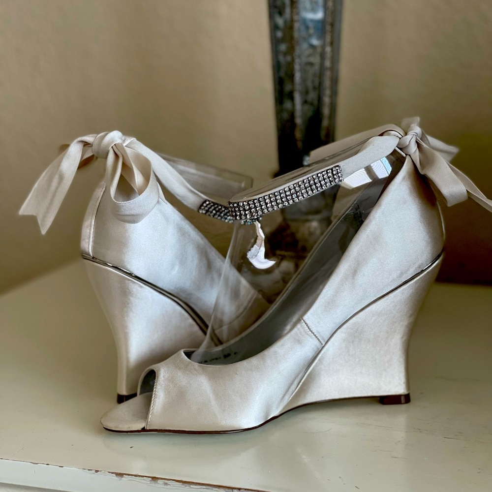 Nina Emma Ivory Crystal shoes in size 7.5 US.